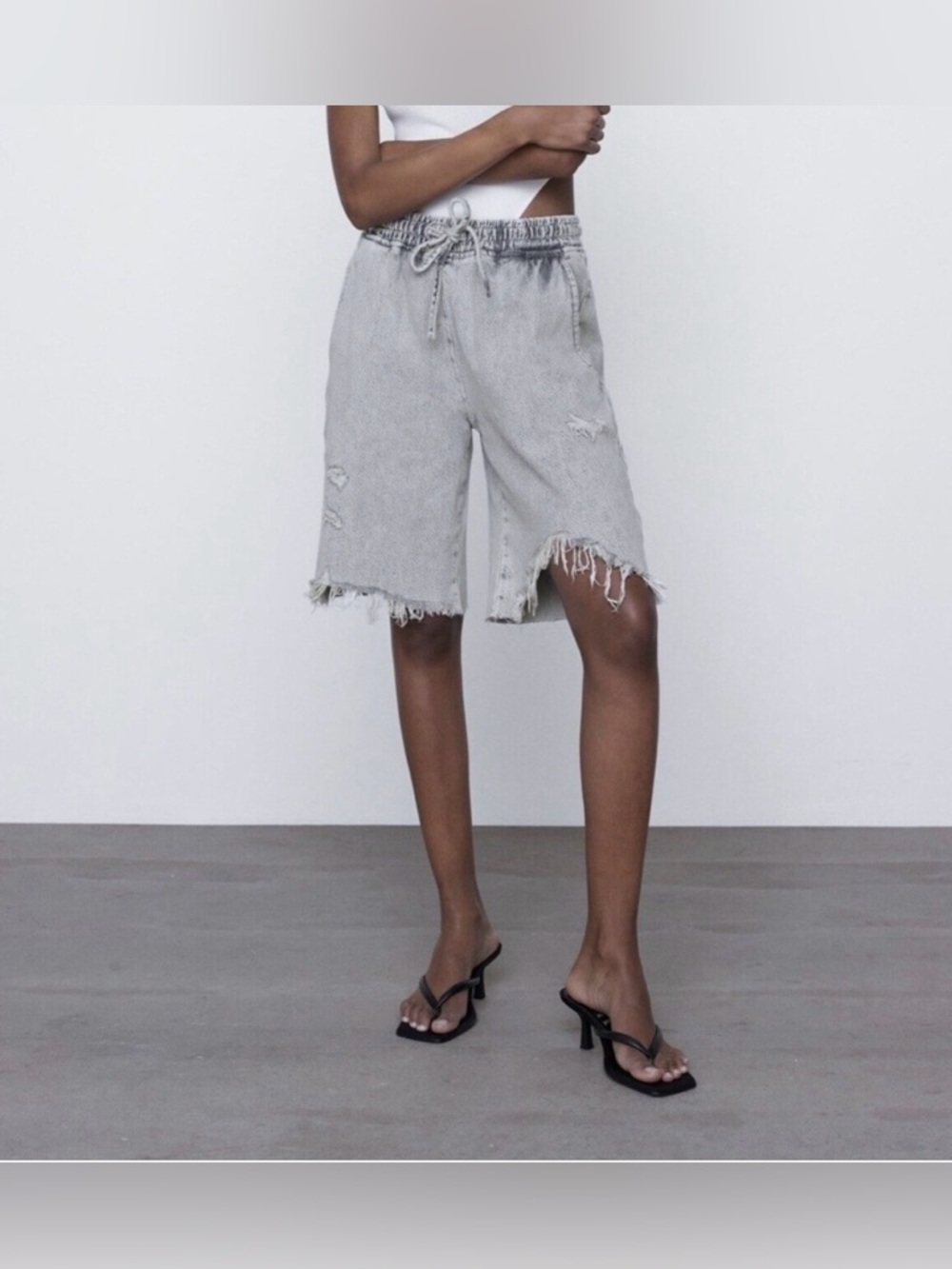 Zara Light Gray Distressed Jorts M